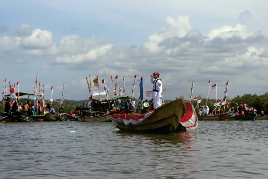 Uniknya perayaan HUT RI di laut dangkal Segara Anakan