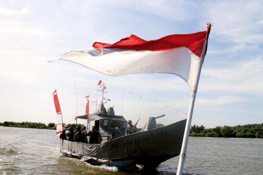 Uniknya perayaan HUT RI di laut dangkal Segara Anakan