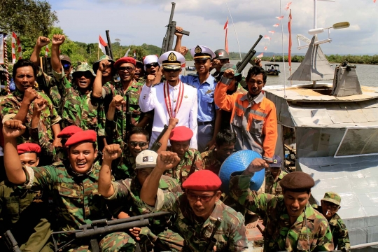 Uniknya perayaan HUT RI di laut dangkal Segara Anakan