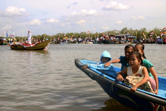 Uniknya perayaan HUT RI di laut dangkal Segara Anakan