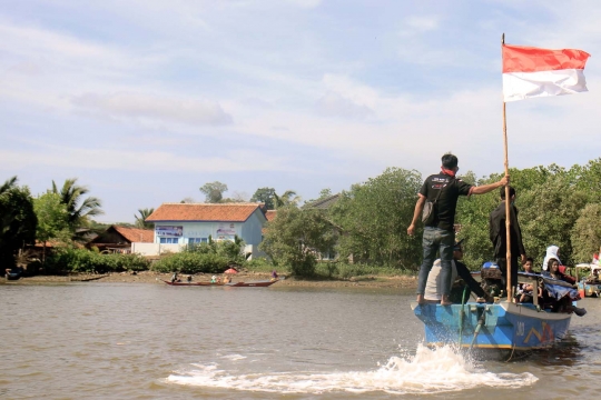 Uniknya perayaan HUT RI di laut dangkal Segara Anakan