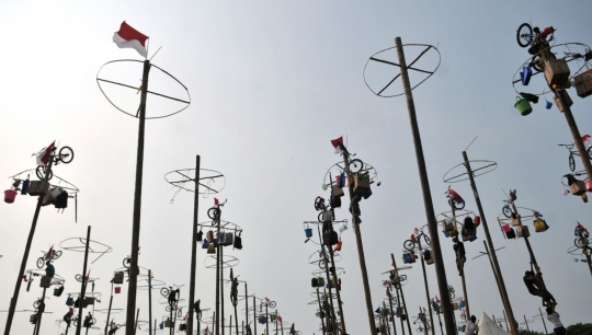 Meriahnya lomba panjat pinang di Pantai Carnaval Ancol