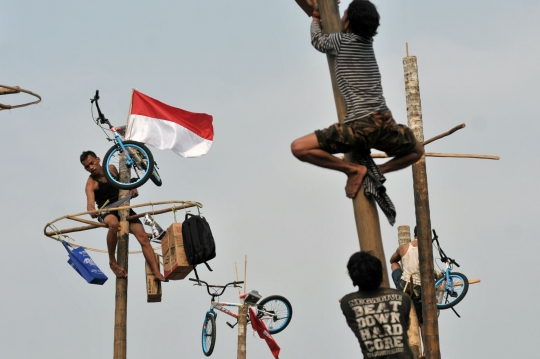 Meriahnya lomba panjat pinang di Pantai Carnaval Ancol