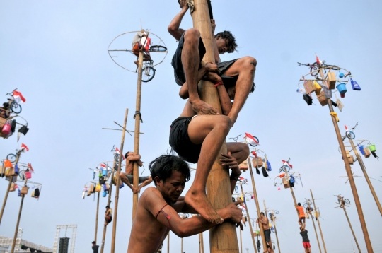 Meriahnya lomba panjat pinang di Pantai Carnaval Ancol