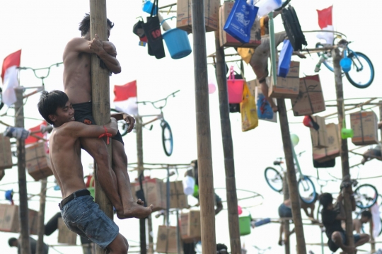 Meriahnya lomba panjat pinang di Pantai Carnaval Ancol