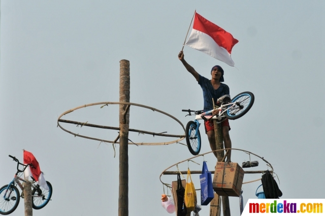 Foto : Meriahnya lomba panjat pinang di Pantai Carnaval 