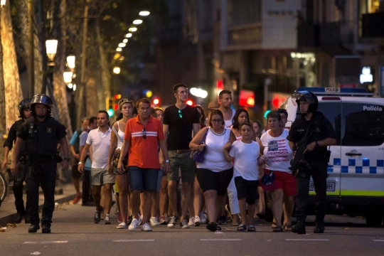 Suasana mencekam usai mobil tabrak kerumunan turis di Barcelona