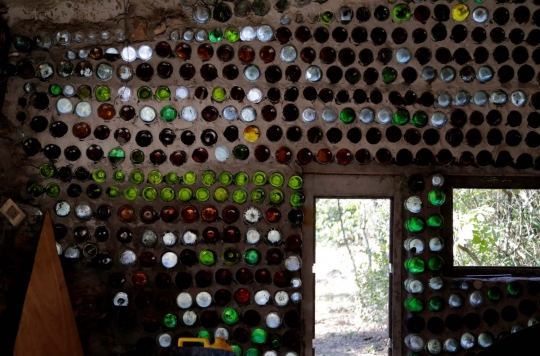 Uniknya rumah botol di Desa Atyra