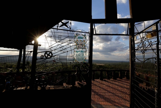 Uniknya rumah botol di Desa Atyra