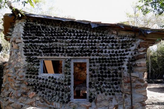 Uniknya rumah botol di Desa Atyra