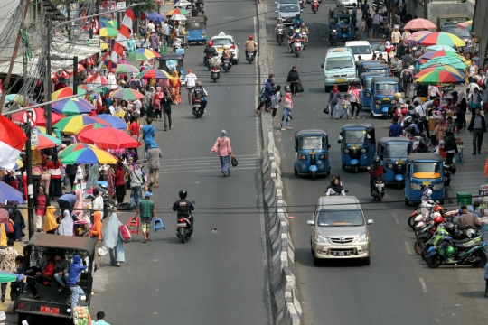 Pemprov DKI ancam cabut KJP penerobos trotoar