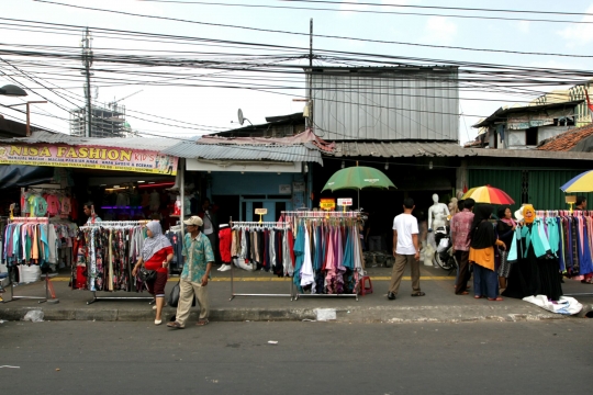 Pemprov DKI ancam cabut KJP penerobos trotoar