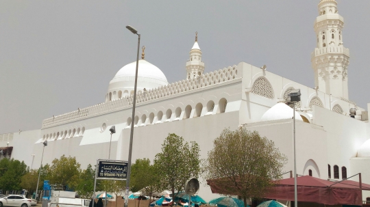 Mengunjungi masjid dua kiblat di Madinah