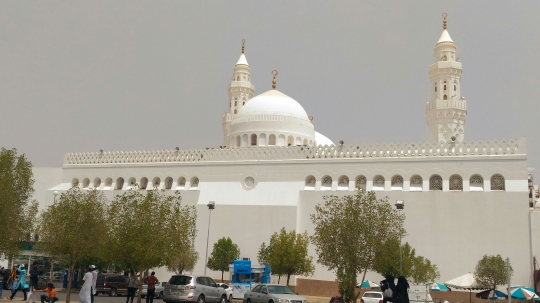 Mengunjungi masjid dua kiblat di Madinah