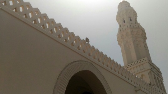 Mengunjungi masjid dua kiblat di Madinah