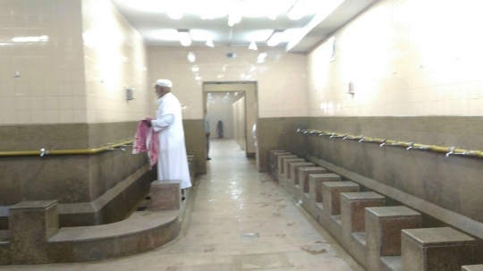 Mengunjungi masjid dua kiblat di Madinah
