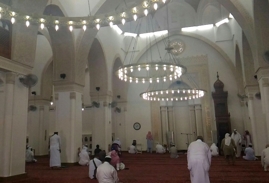 Mengunjungi masjid dua kiblat di Madinah