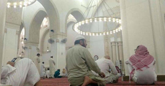 Mengunjungi masjid dua kiblat di Madinah