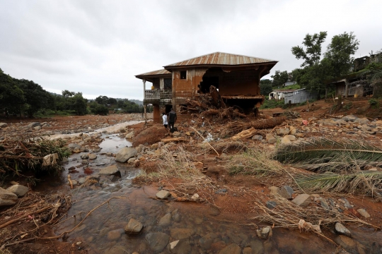 Nestapa rumah warga Sierra Leone hancur akibat banjir dan longsor