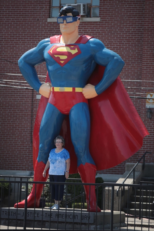Sambut gerhana matahari total, patung Superman di AS pakai kacamata