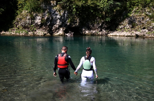 Uniknya pernikahan pasangan di Bosnia sambil berarung jeram