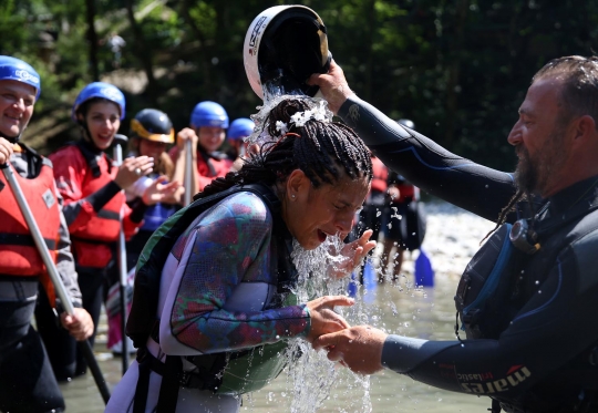 Uniknya pernikahan pasangan di Bosnia sambil berarung jeram