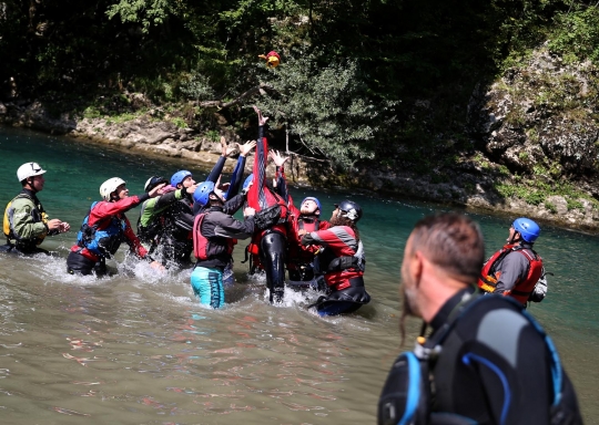 Uniknya pernikahan pasangan di Bosnia sambil berarung jeram