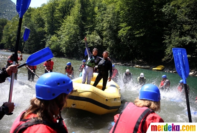 Pasangan Veselin dan Spasiyana Paunovski saat melangsungkan upacara pernikahan di Sungai Tara, Scepan Polje, Bosnia dan Herzegovina (18/8). Berbeda dengan pernikahan pada umumnya, Veselin dan Spasiyana mengikat janji setia mereka di atas sungai dengan berarung jeram. Pernikahan tetap melalui proses tradisional mereka, seperti membelah sepotong roti, membasuh kepala pengantin wanita dengan air, dan mengikrarkan sumpah setia.