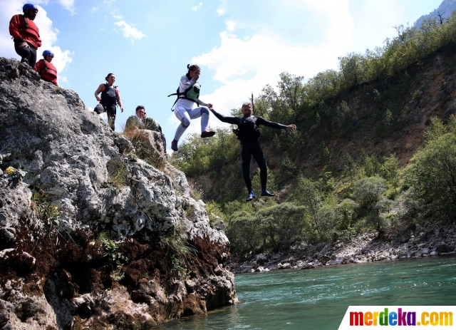  Foto Uniknya pernikahan pasangan di Bosnia sambil 