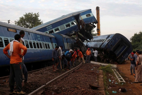 Gerbong-gerbong kereta bergelimpangan usai tergelincir hebat di India