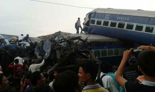 Gerbong-gerbong kereta bergelimpangan usai tergelincir hebat di India