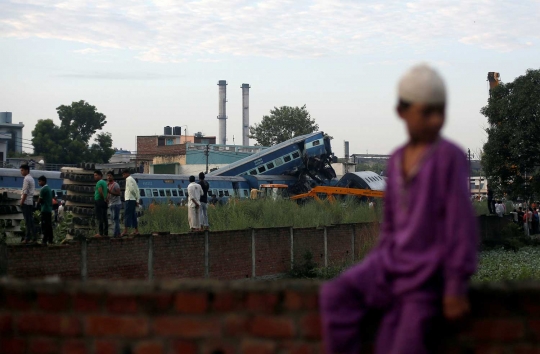 Gerbong-gerbong kereta bergelimpangan usai tergelincir hebat di India