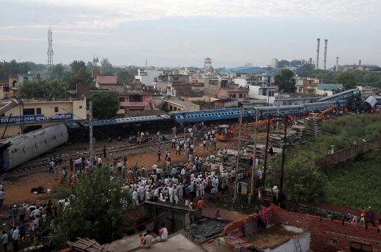 Gerbong-gerbong kereta bergelimpangan usai tergelincir hebat di India