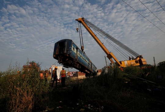 Gerbong-gerbong kereta bergelimpangan usai tergelincir hebat di India