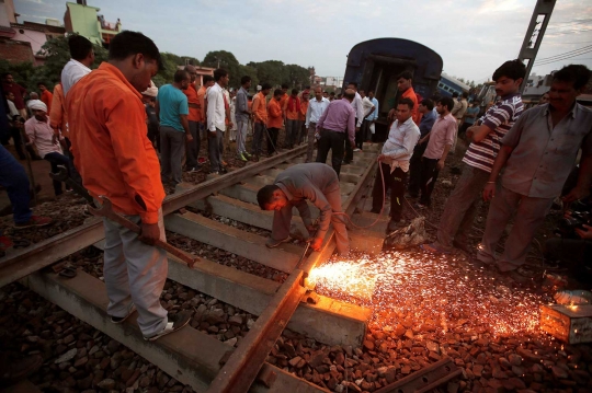 Gerbong-gerbong kereta bergelimpangan usai tergelincir hebat di India