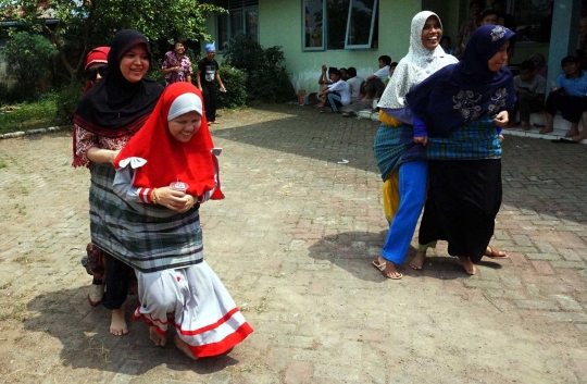 Keceriaan penyandang tunanetra berlomba balap sarung