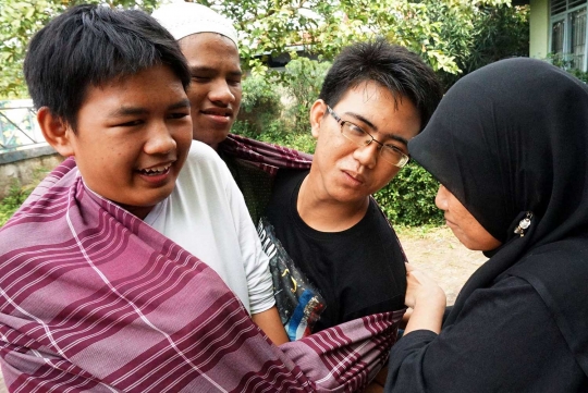 Keceriaan penyandang tunanetra berlomba balap sarung