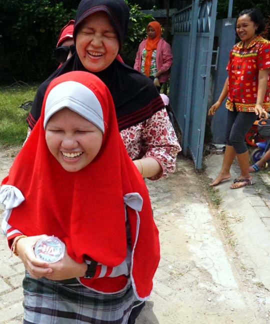 Keceriaan penyandang tunanetra berlomba balap sarung