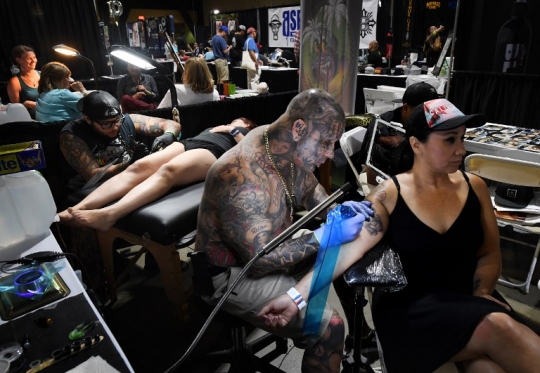 Mengunjungi markas manusia tato di LA Tattoo Convention