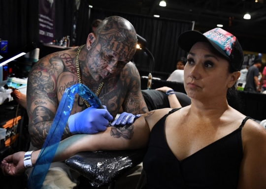 Mengunjungi markas manusia tato di LA Tattoo Convention