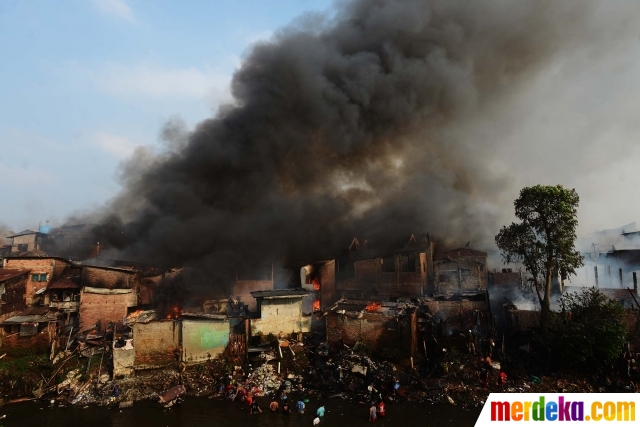Foto : Kebakaran hanguskan pemukiman padat Kebon Pala 