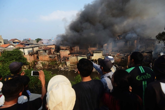 Kebakaran Kebon Pala jadi tontonan warga