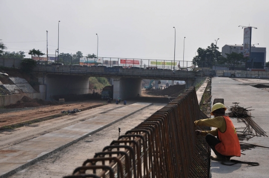 Memantau progres pembangunan seksi II Tol Cijago