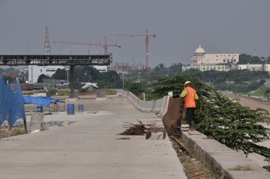 Memantau progres pembangunan seksi II Tol Cijago