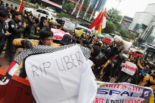 Aksi unjuk rasa puluhan driver Uber tolak promo nol rupiah