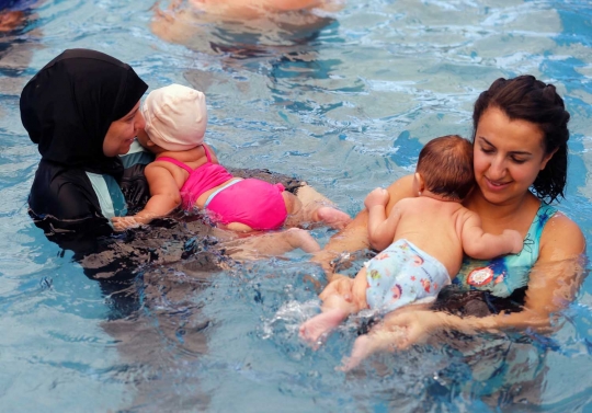 Intip mama muda di Mesir latih bayinya berenang