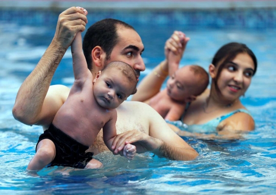 Intip mama muda di Mesir latih bayinya berenang