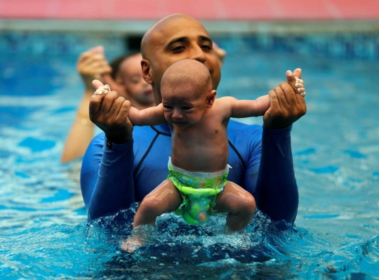 Intip mama muda di Mesir latih bayinya berenang