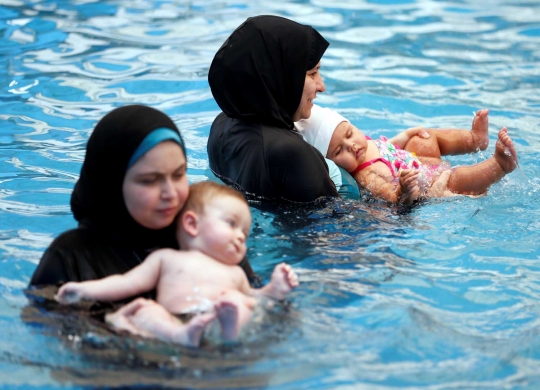 Intip mama muda di Mesir latih bayinya berenang