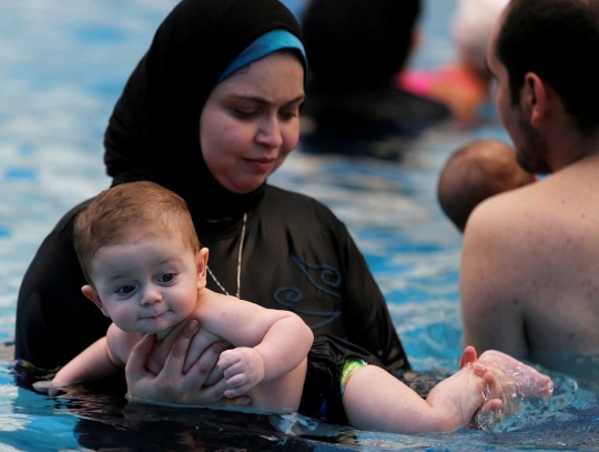 Intip mama muda di Mesir latih bayinya berenang